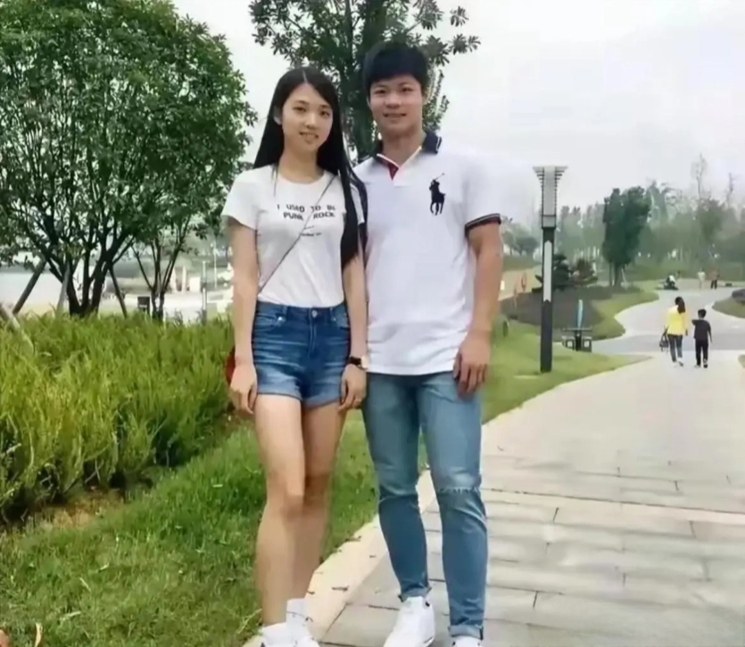 十多年前,飞人苏炳添与女朋友的合影.#娱乐最前沿