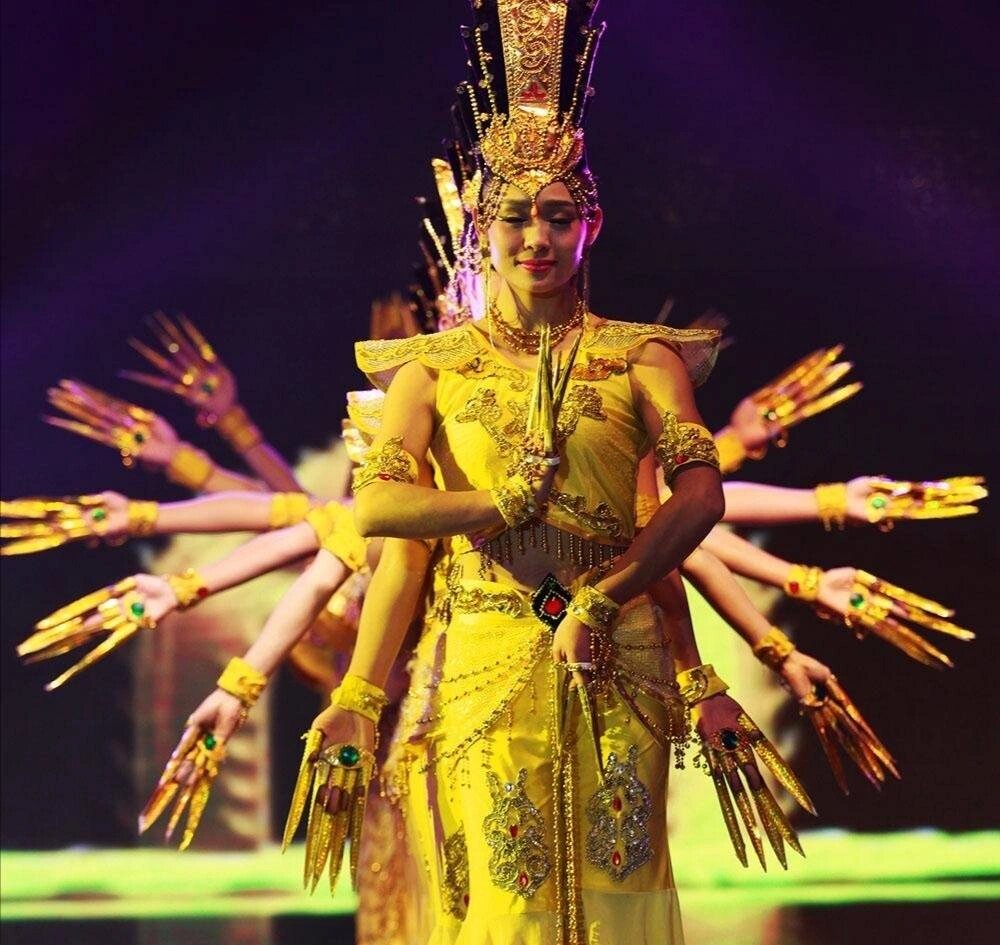 1993年,"千手观音"邵丽华来到马来西亚演出,她在台上表演了"孔雀公主"