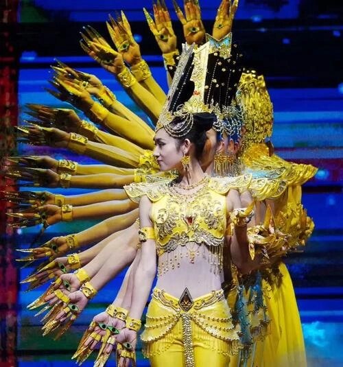 1993年,"千手观音"邵丽华来到马来西亚演出,她在台上表演了"孔雀公主"