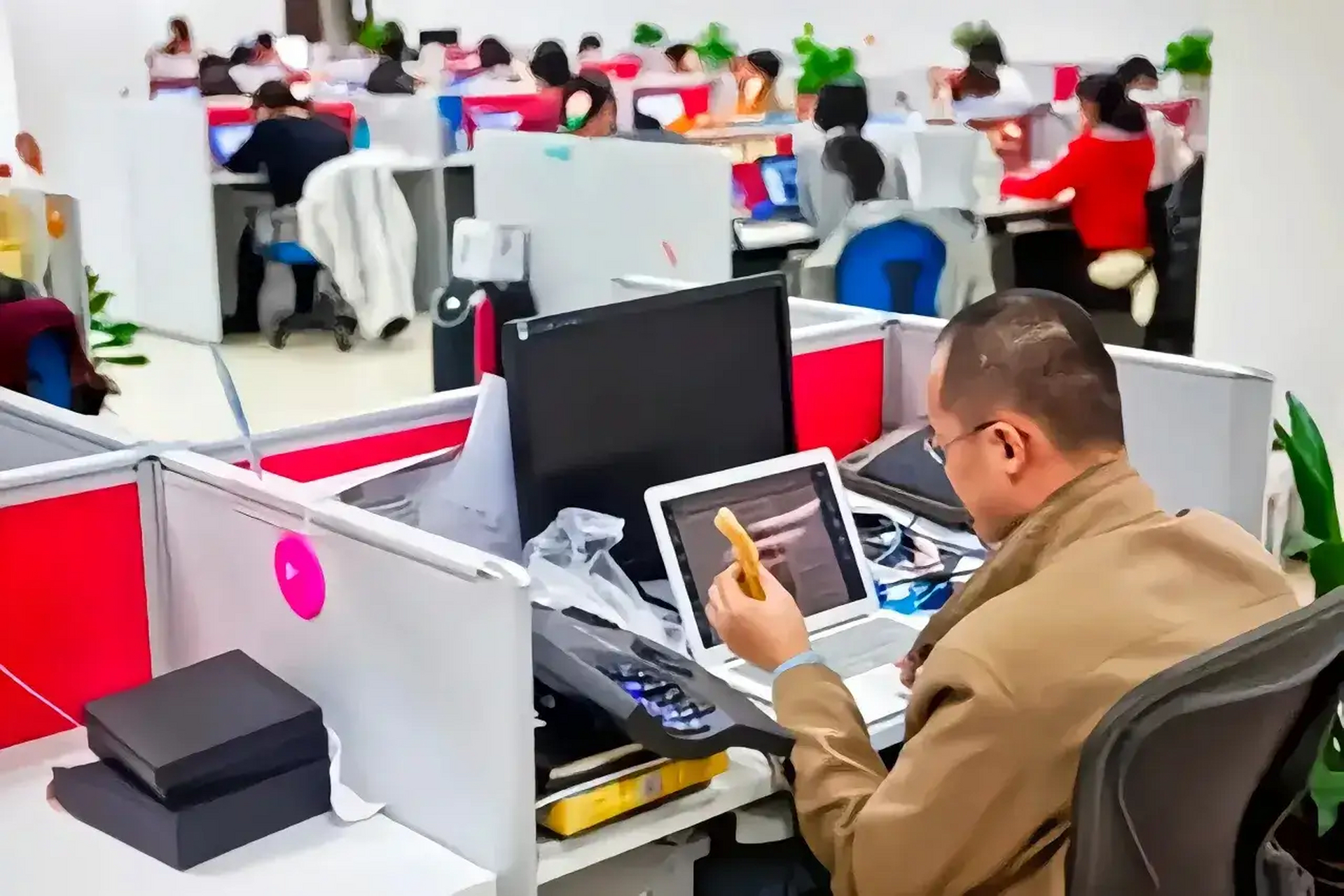 务实勤奋的大佬王兴 美团的老板王兴创业至今,没有自己的独立办公室.