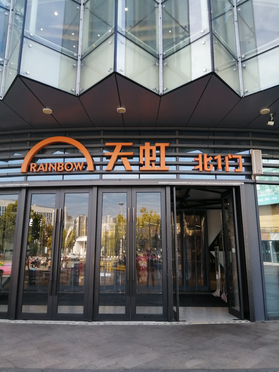 今天上午到吉安市吉州区城南天虹商场,看到李渡高粱有三款白酒在销售.