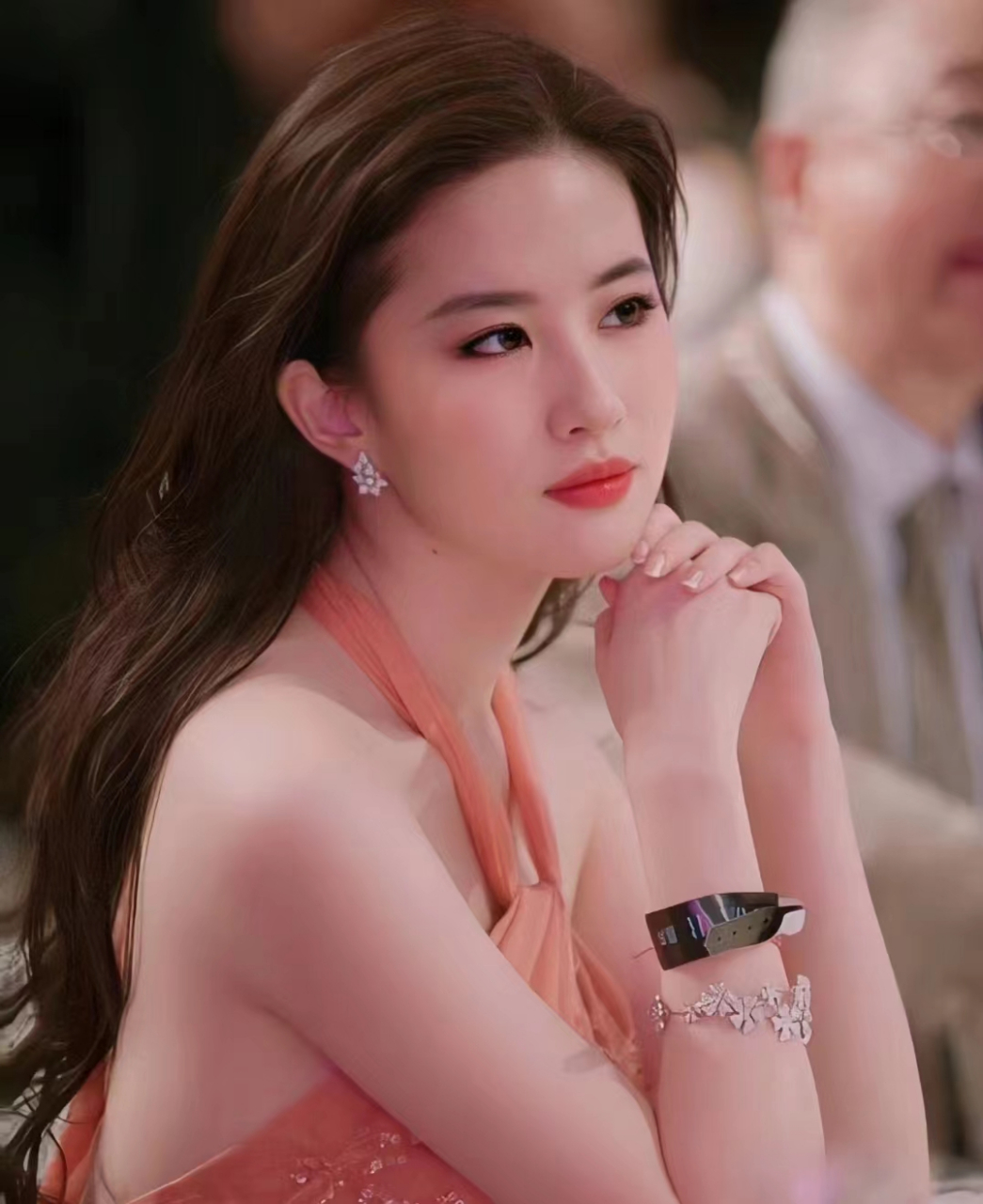 娱乐圈真实八卦爆料   1,因为猫粮的代言问题,陈伟霆现在在业内的负面