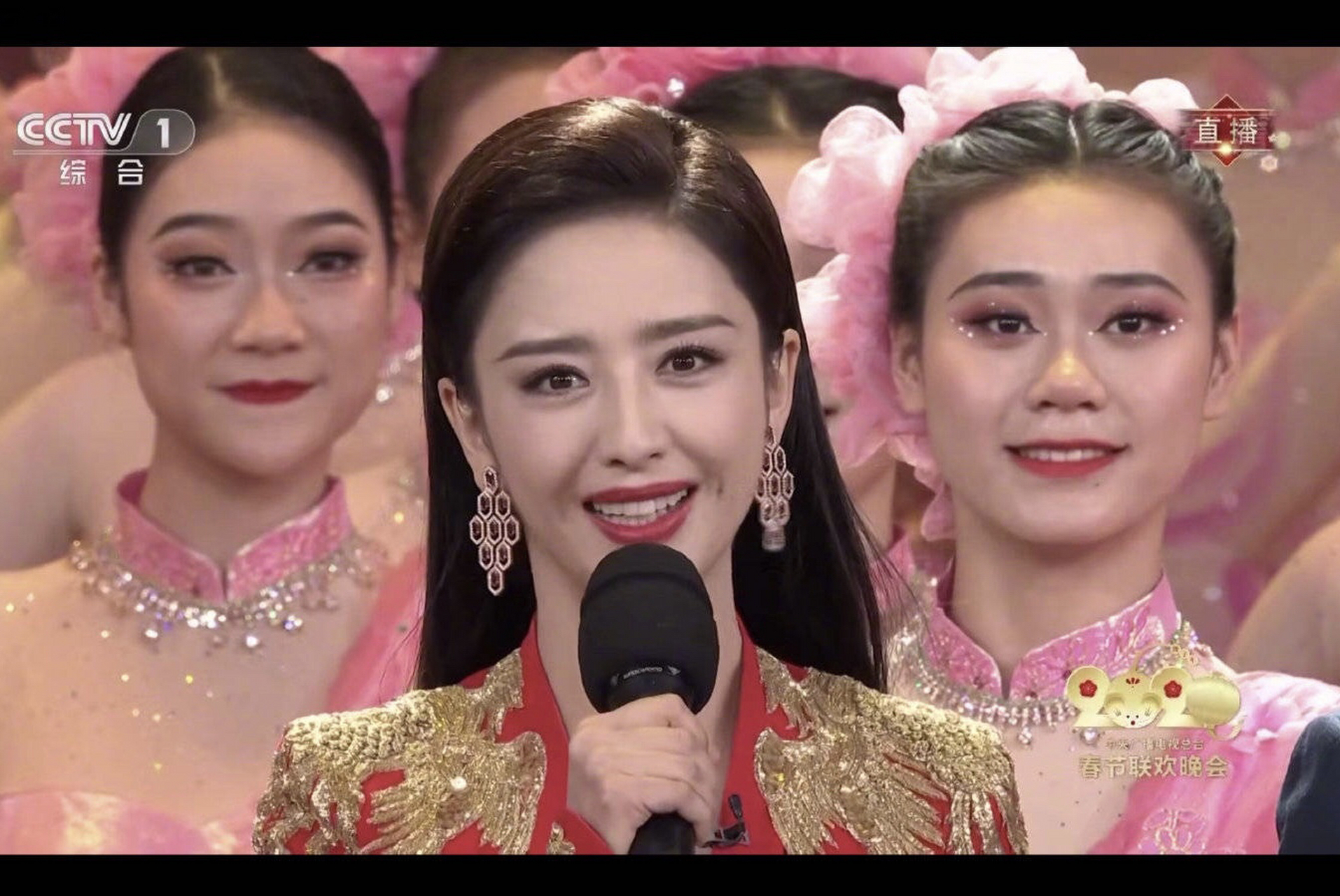 2020央视春晚# 佟丽娅春晚主持首秀,颜值太美了,主持能力也不错,虽然
