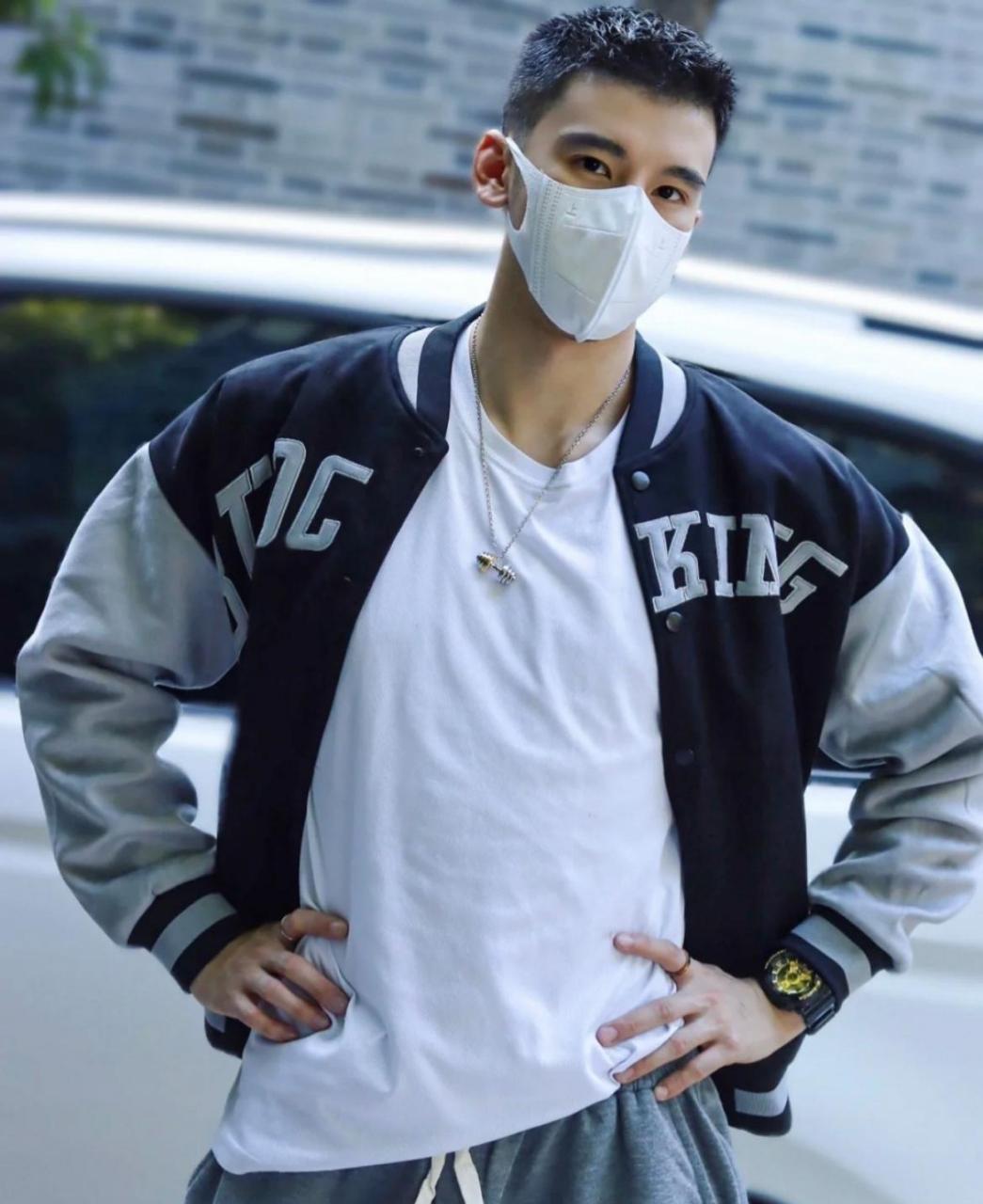 偶遇一位小帅哥,带着口罩也掩盖不住帅气!