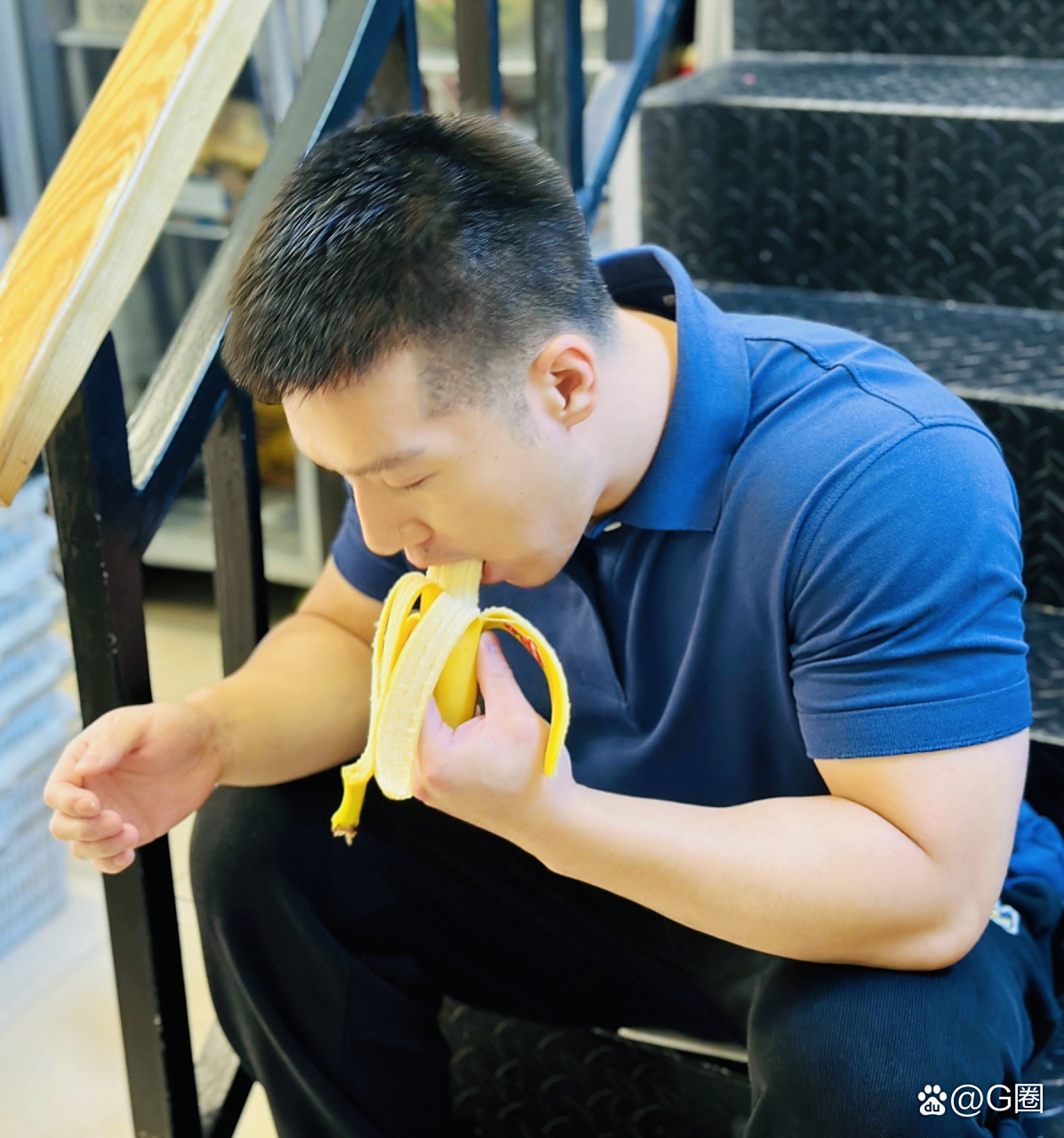 帅哥吃香蕉,很认真的样子……[嘻嘻][色]