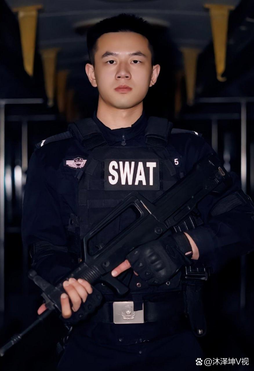 这个警察小哥哥太帅了.果然帅哥都交个国家了[色]