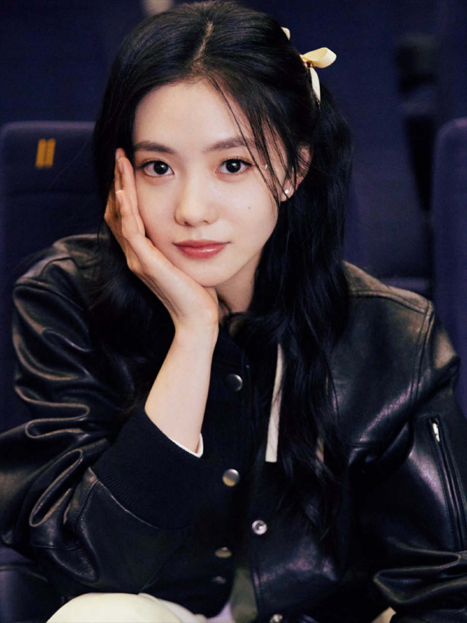 刘浩存最新美图.  黑色皮衣,冷峻而神秘,仿佛藏着无数故事.