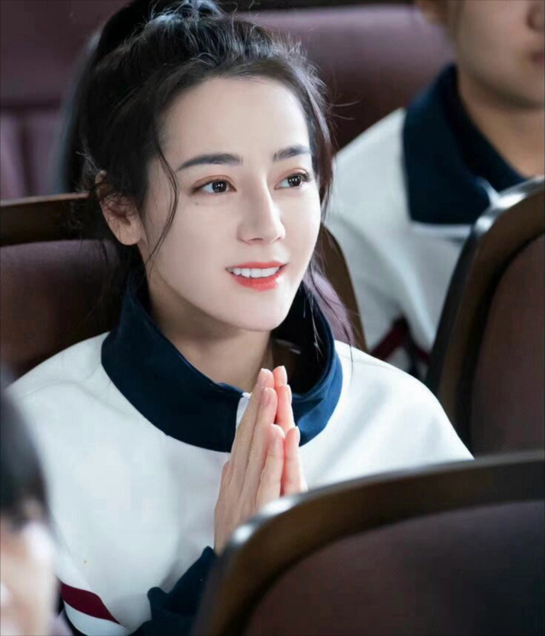 迪丽热巴这一身校服,已经达到天花板的水平,其他女星无法匹敌了.