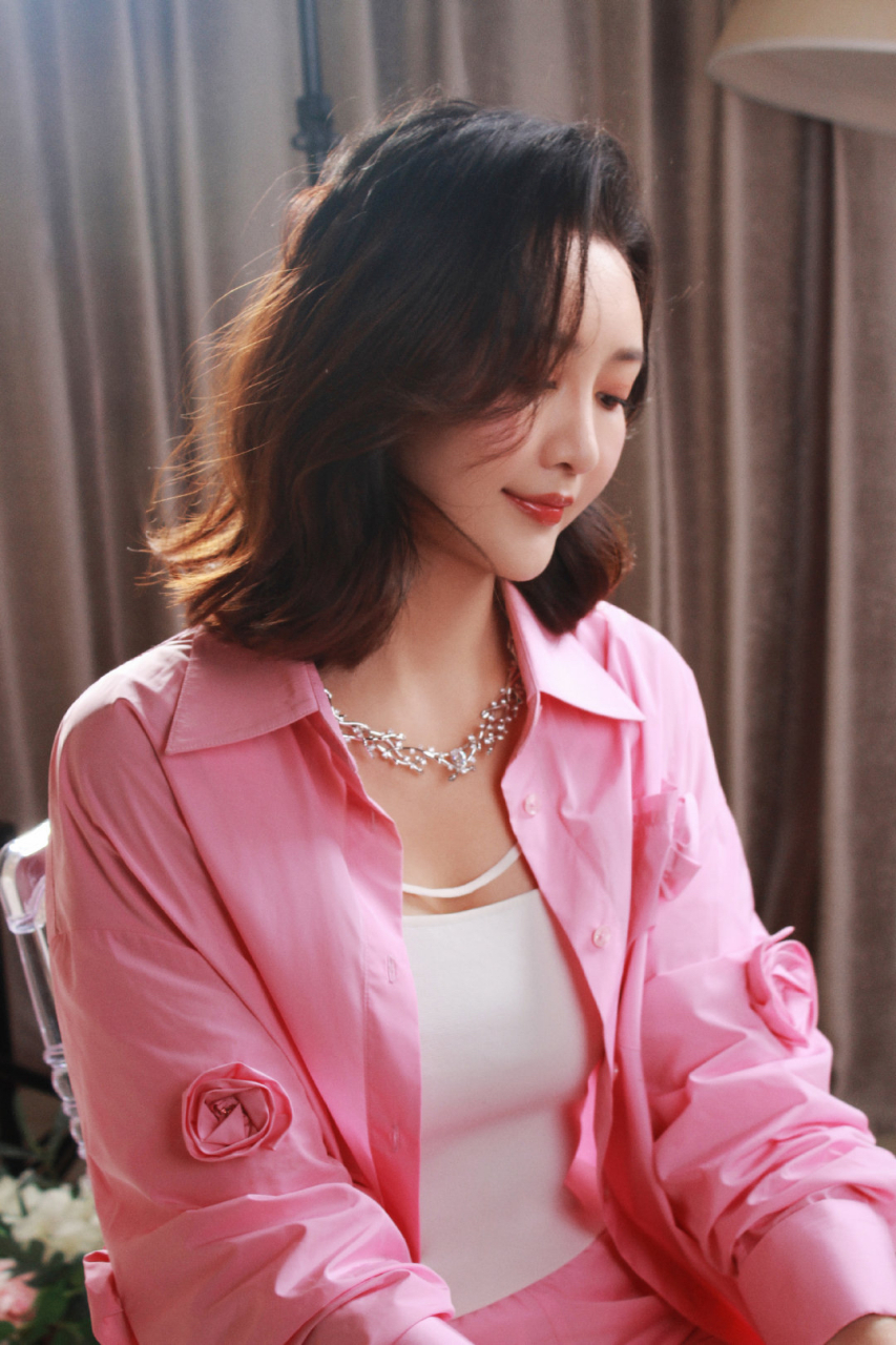 王鸥最新美图.  94粉色樱花舞,遇见春日里的优雅女神!