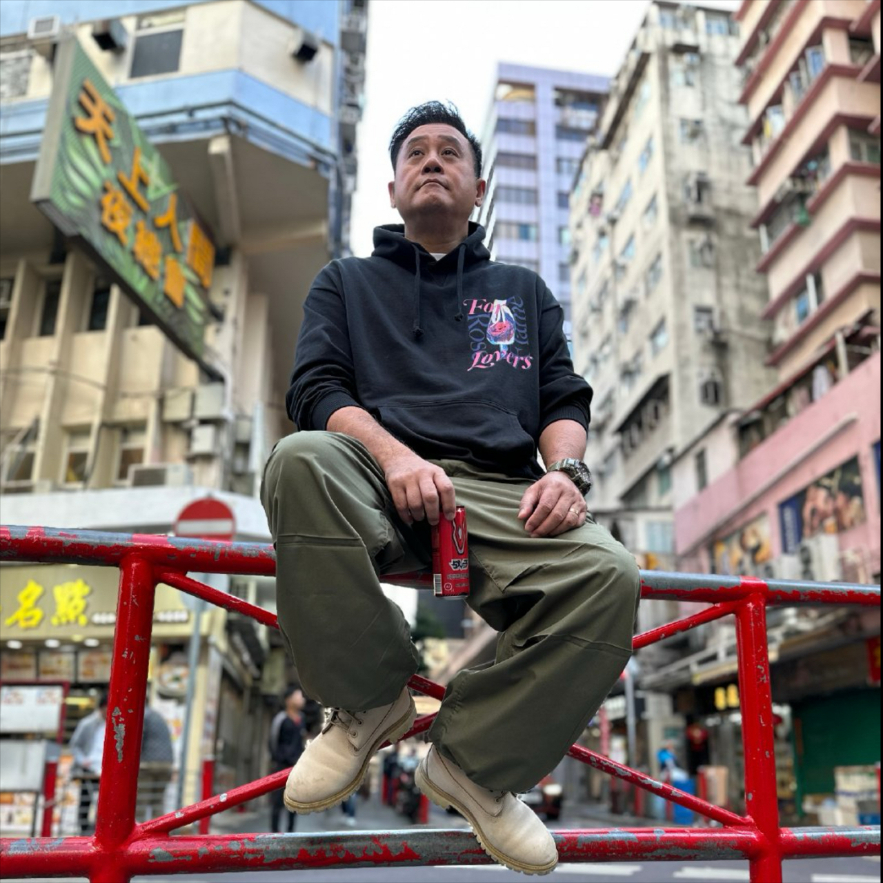 非凡哥麦长青最近业务很忙,到处游走接业务,而且还在《繁花》中有要