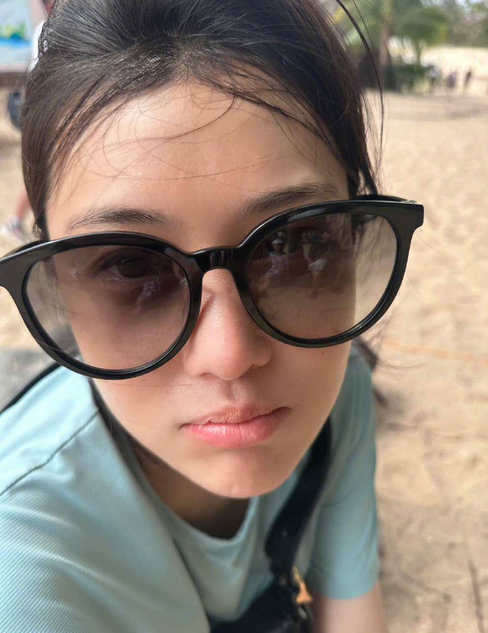 张馨予贴出自己陪家人旅游的素颜照,太可爱了.