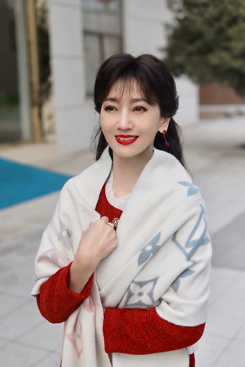 冬日时尚新星90保暖又吸睛的白色毛绒外套  赵雅芝最新美图.