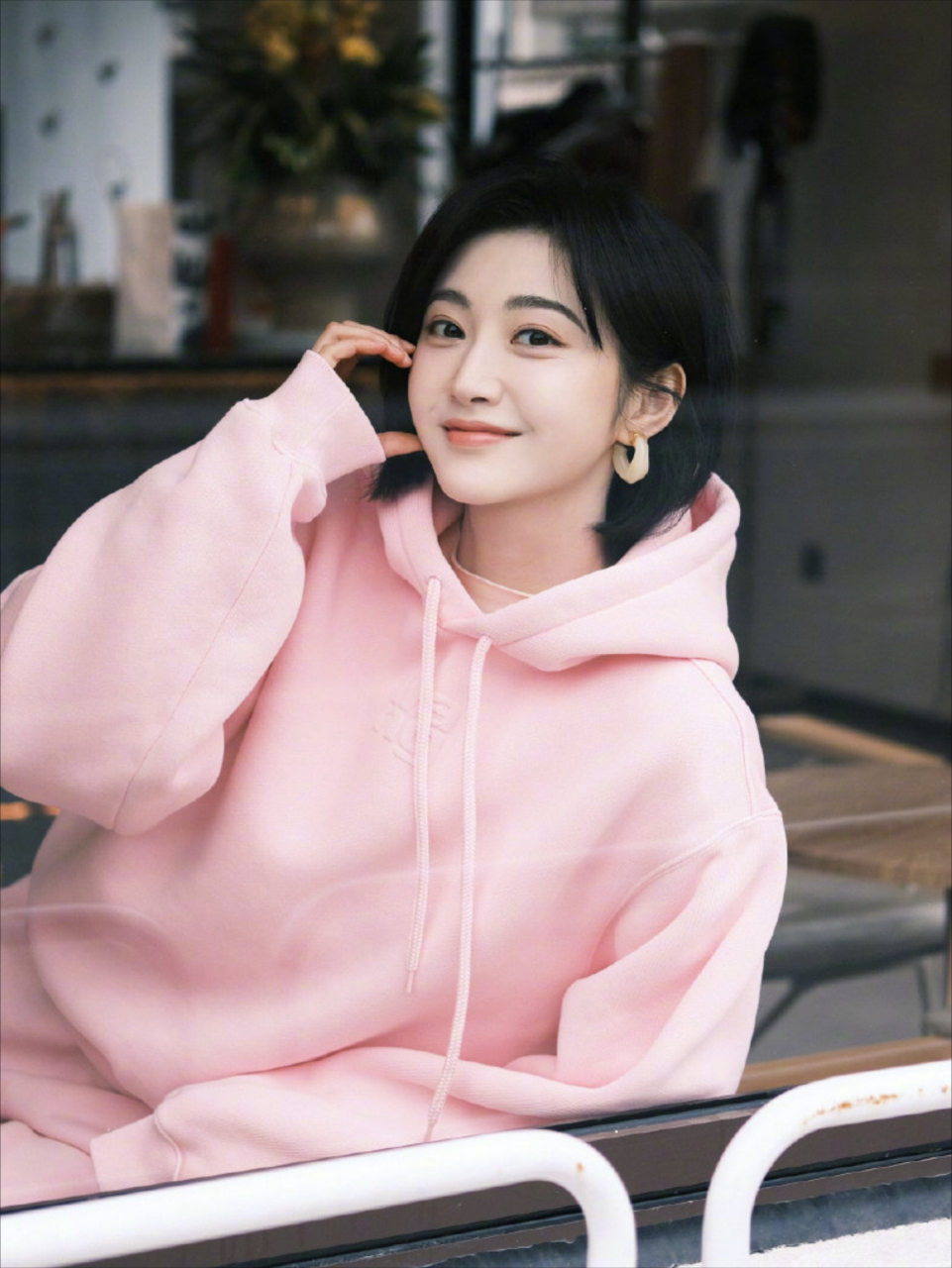 阳光洒进窗,景甜坐在咖啡桌旁.