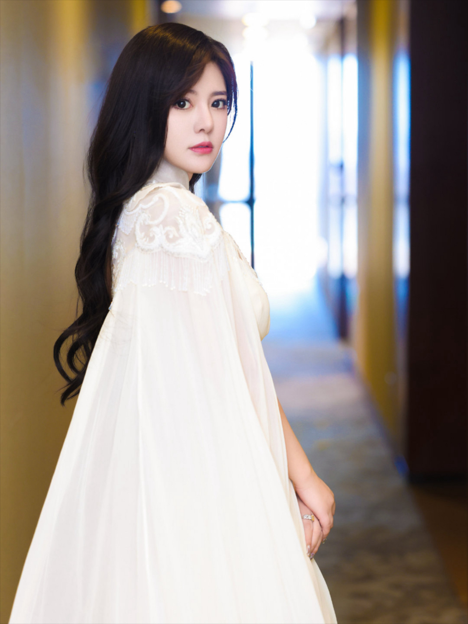 阿兰的白色连衣裙写真,给人一种天堂一般宁静的感觉.[心]#明星