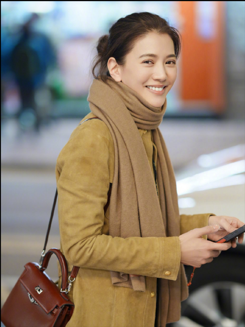 袁咏仪的最新美图.  94秋意浓浓,暖阳下的她显得格外优雅.