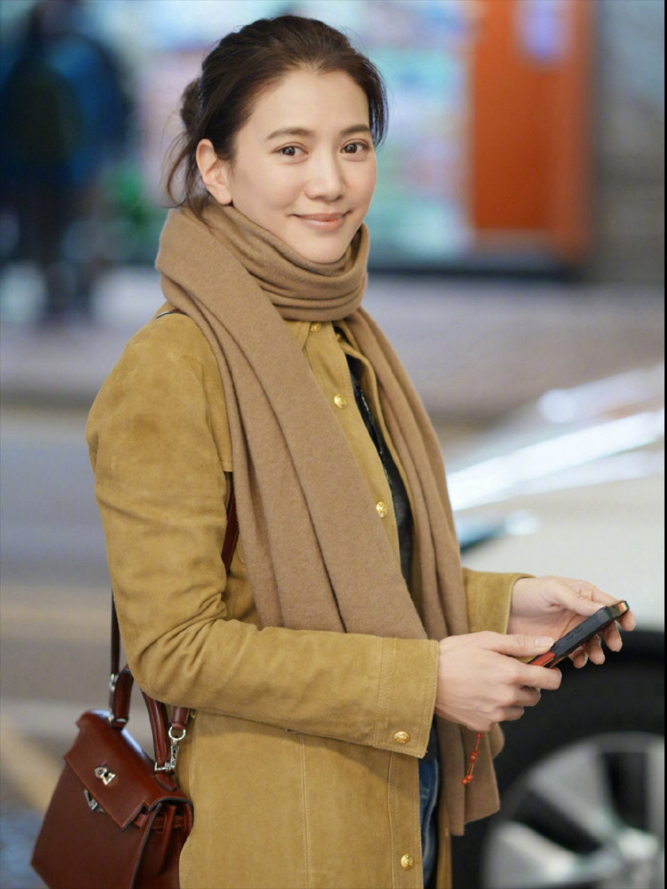 袁咏仪的最新美图.  94秋意浓浓,暖阳下的她显得格外优雅.