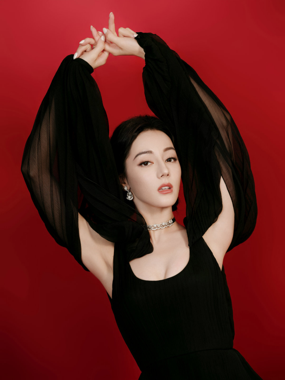 "97迪丽热巴惊艳亮相,黑色露肩长裙完美展现神秘魅力78"  98在