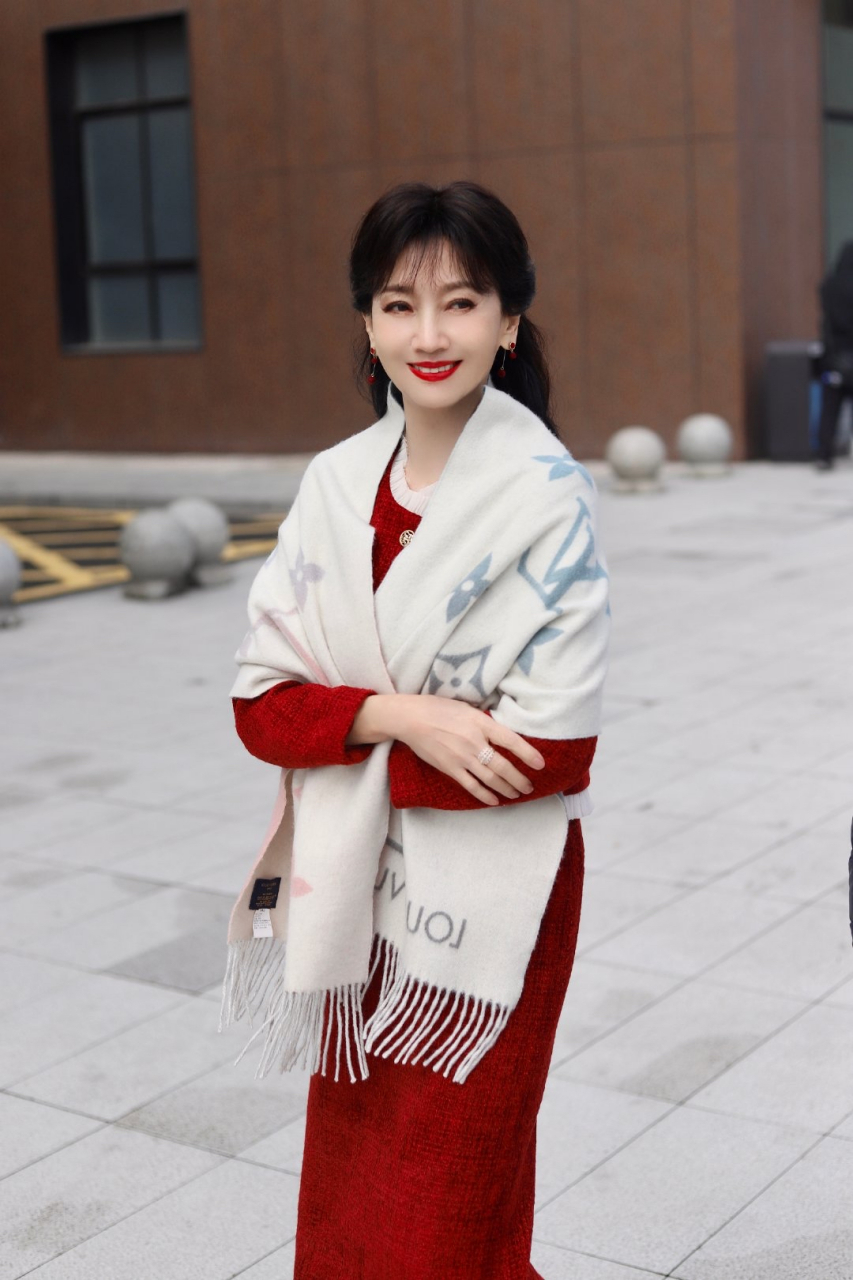 冬日时尚新星🌠保暖又吸睛的白色毛绒外套