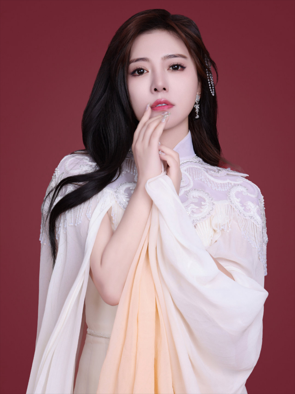 阿兰的白色连衣裙写真,给人一种天堂一般宁静的感觉.[心]#明星