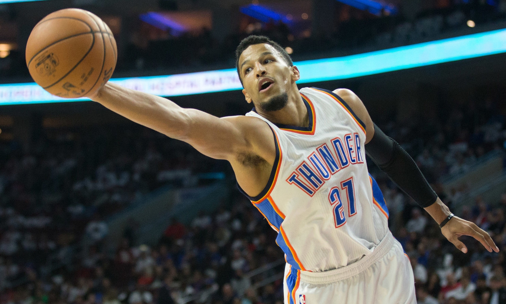 据报道,雷霆防守尖兵罗伯森已经准备好参加比赛,很可能在nba复赛时