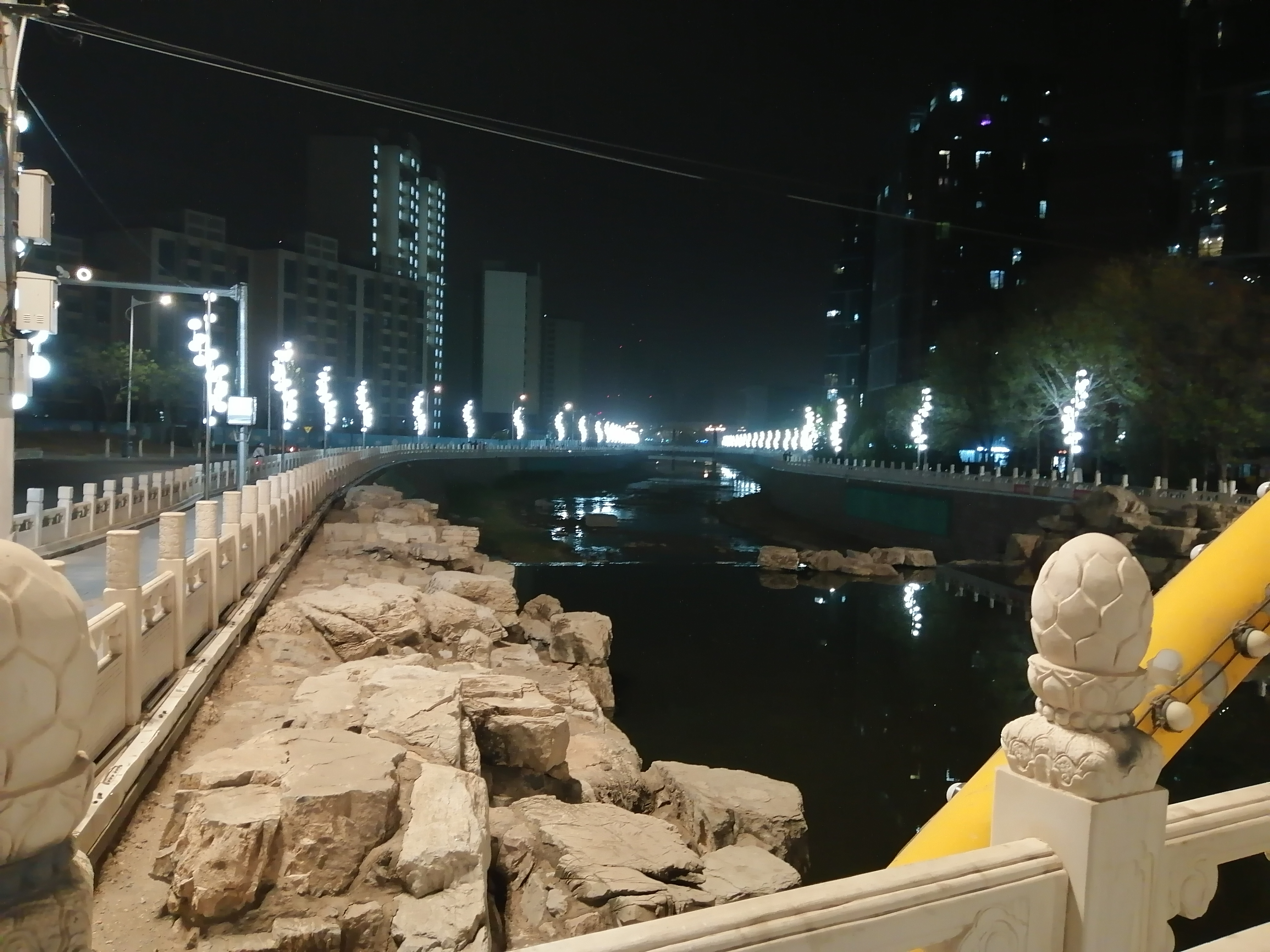 乌鲁木齐河滩夜景图片