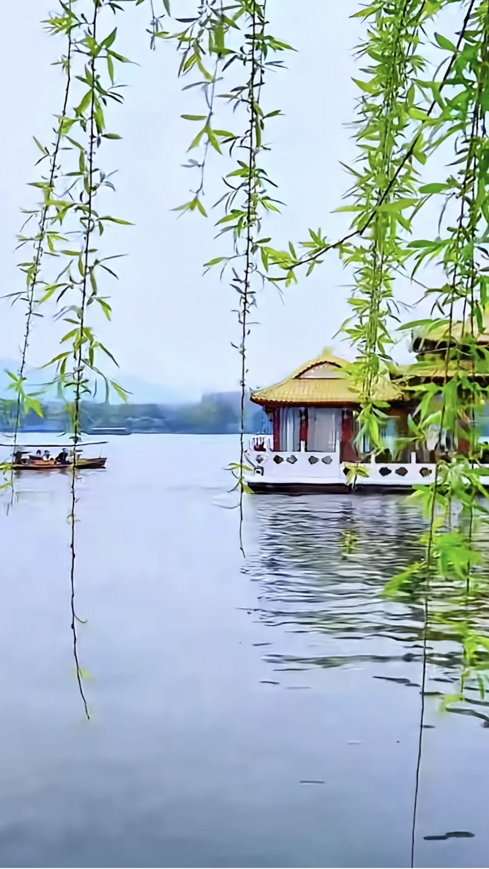 好的,以下是一篇关于春天美景的文章:   《春之景》   春天,是大自然