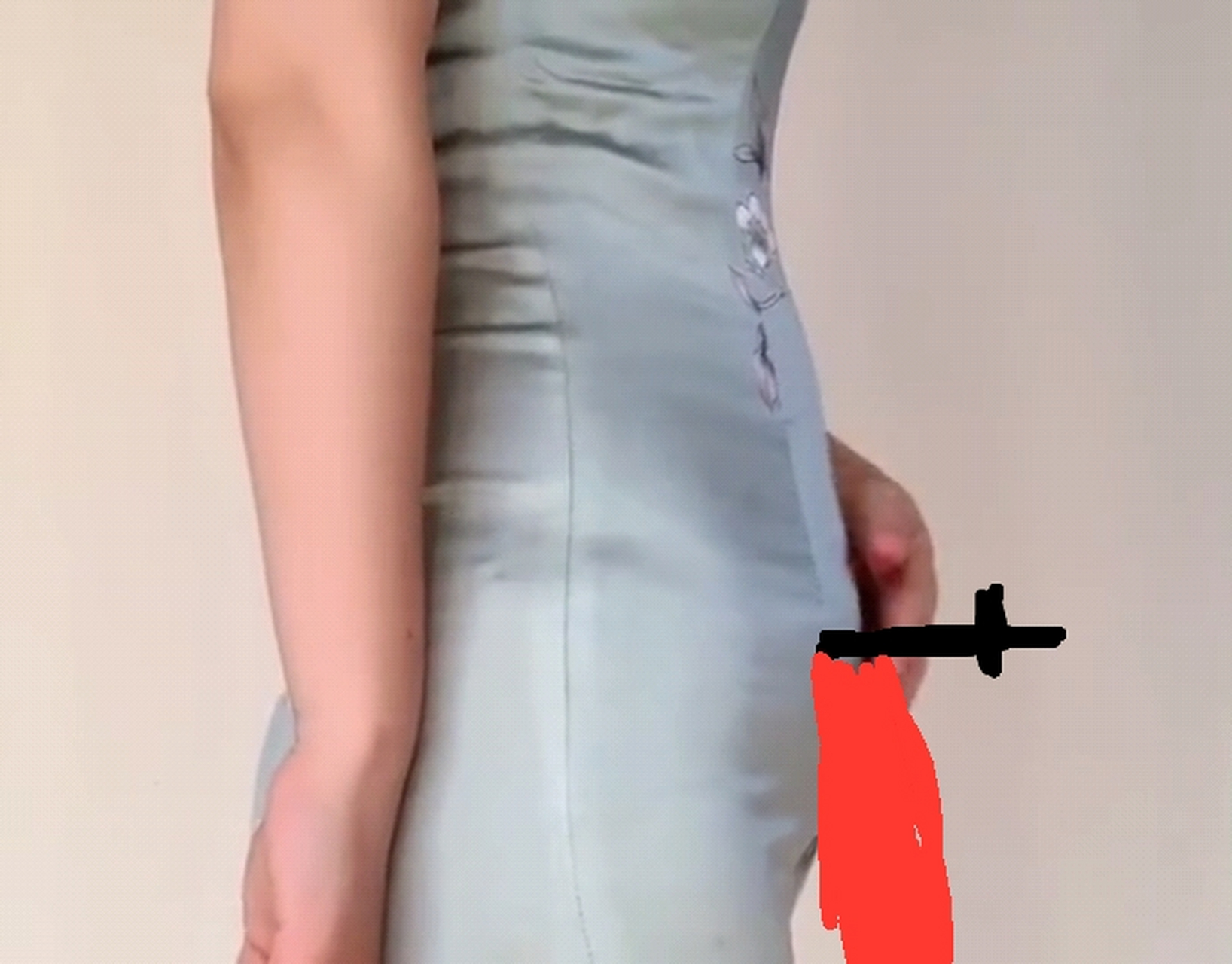 美女捂这中刀的小肚子