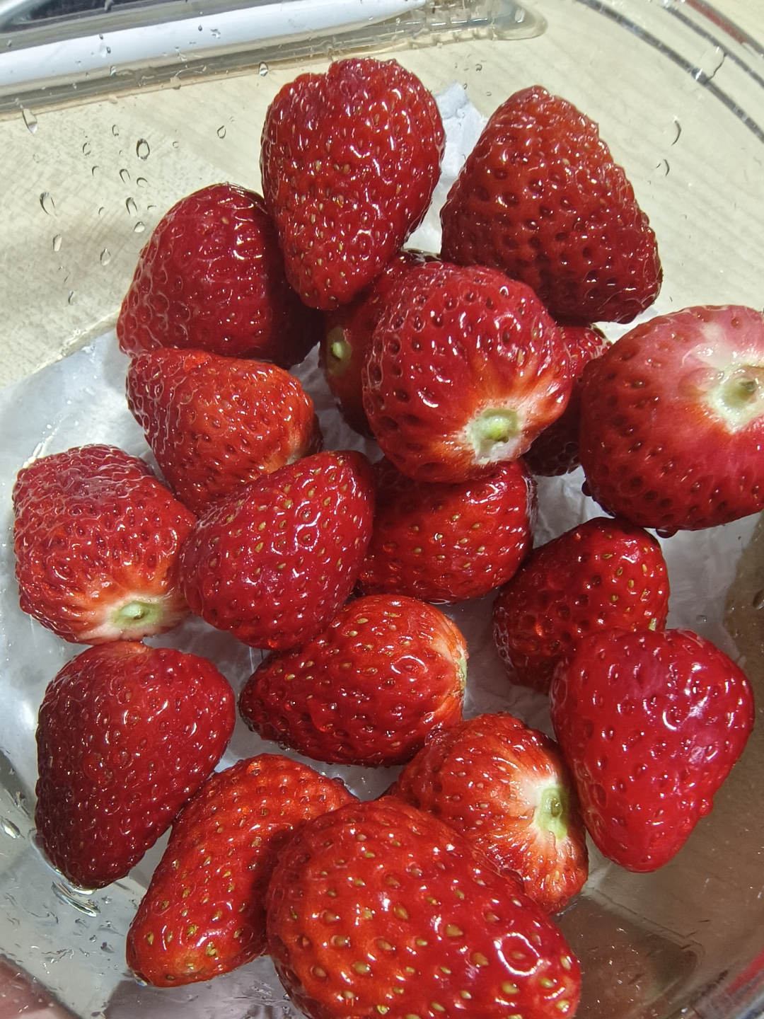 这个季节是吃草莓的季节啦 我们学校附近有很多家草莓园,价格真是便宜