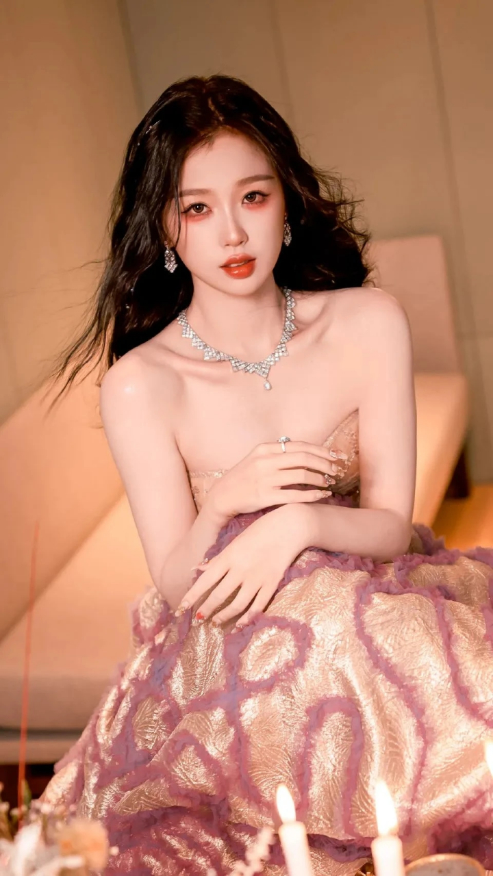 虞书欣作为当红的年轻女艺人,她的美丽和魅力确实受到了公众的广泛