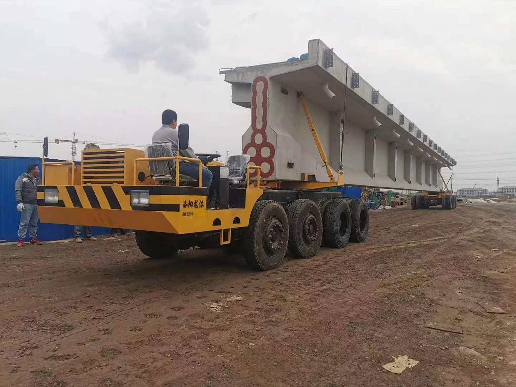 运梁车,将在预制厂或桥梁现场预制的钢筋混凝土梁桥桥面板运送到架桥