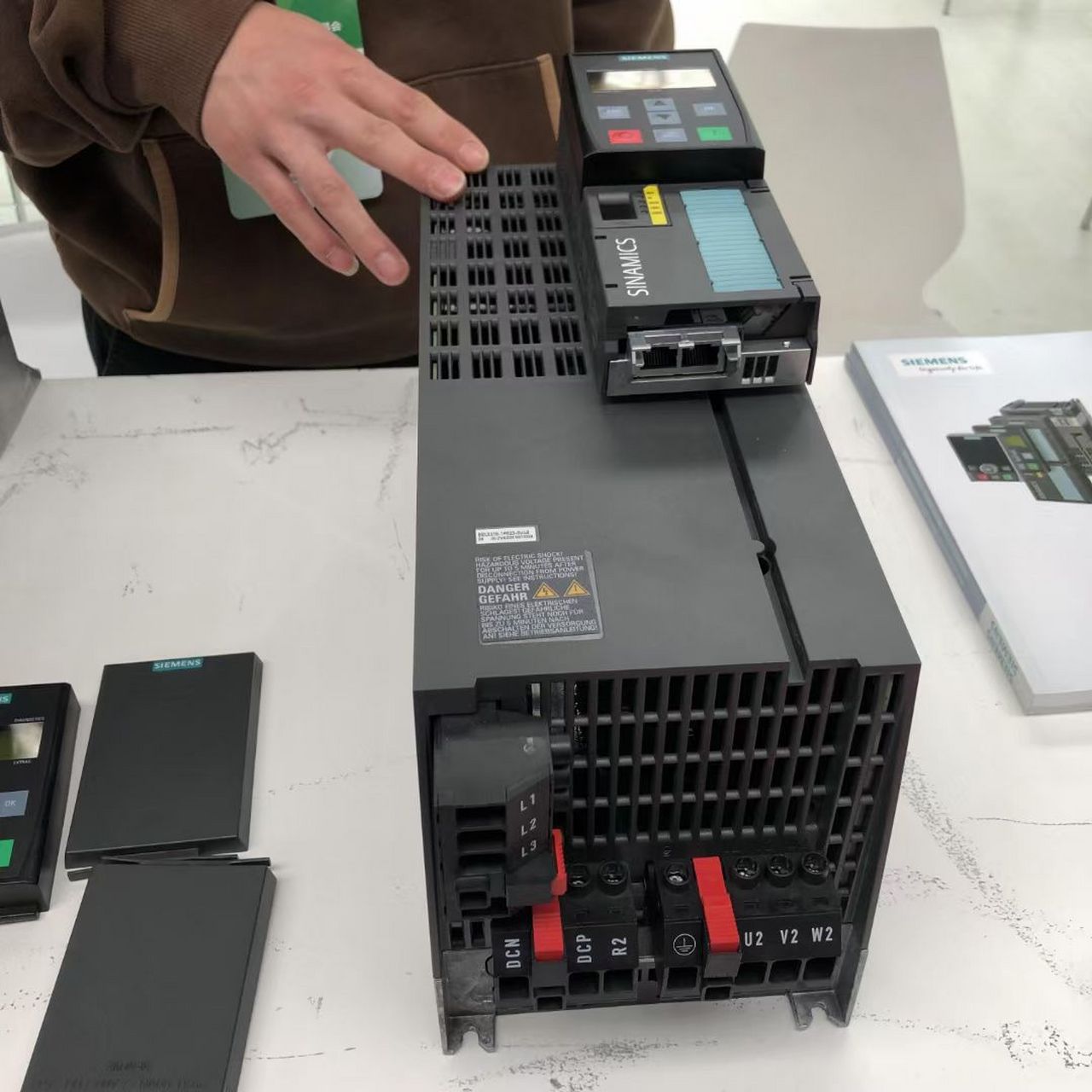 西门子全新西门子v90伺服电机1fl6034-2af21-1aa1伺服电机套装0.