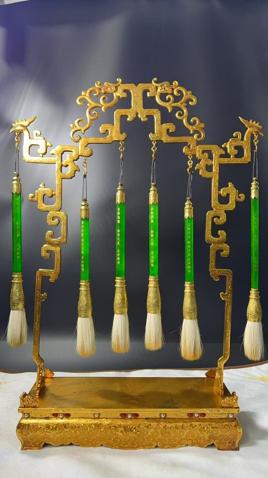 该笔架设计实用且美观,是见证清朝工艺成就的艺术品