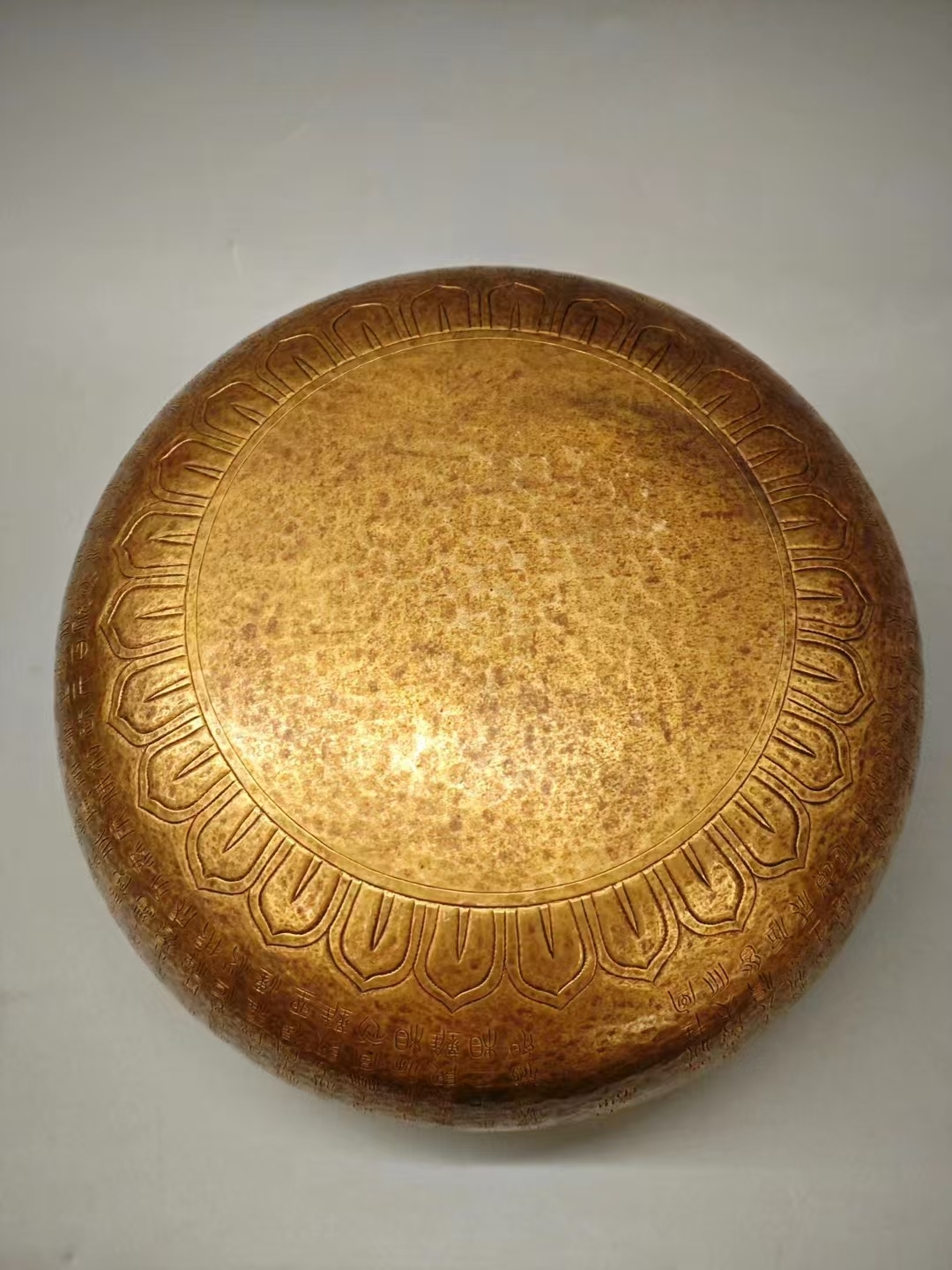 佛钵在佛教仪式中用于化缘,供养和修行冥想,是珍贵文物,我们有责任