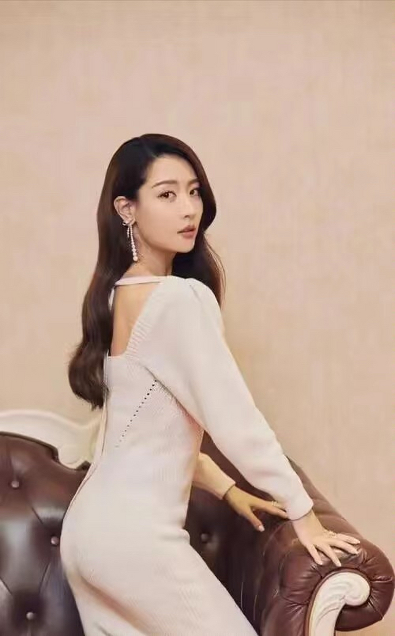 欧阳娜娜在圈子里的朋友挺多的,男女老少都有,而且她很爱撒娇,大家都