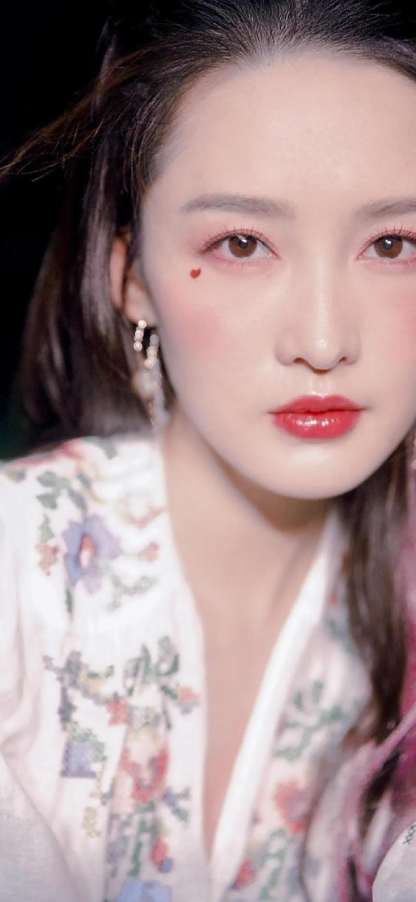 1:陈飞宇最近在明目张胆踩着蔡徐坤洗白,还在接触蔡徐坤的代言.