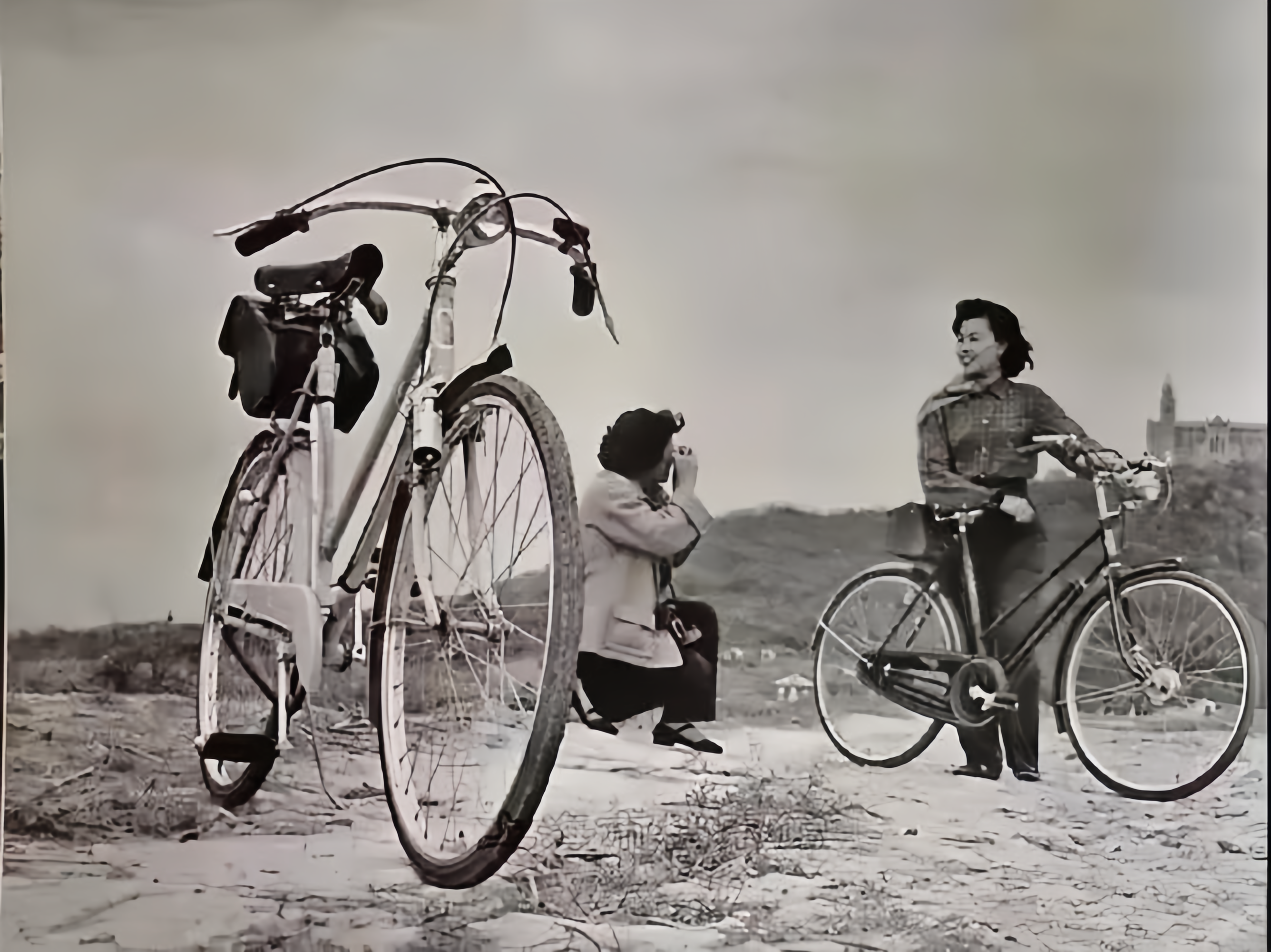 就是二八大杠,小的时候骑这种自行车要把右腿伸进"三角形"中,或者屁股