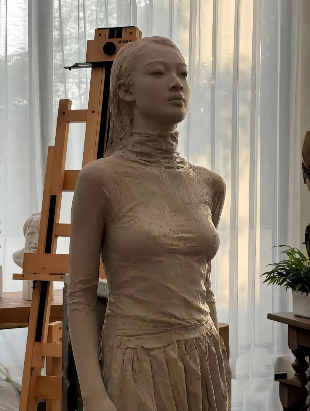 在大学校园里,艺术生的泥塑作品简直栩栩如生,让我