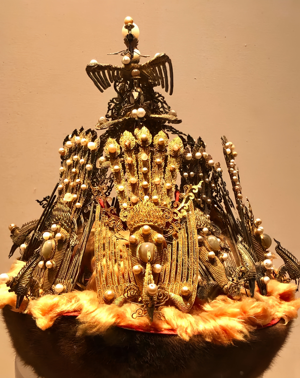 至今也不过时,那些古代皇后所佩戴的凤冠,熠熠生辉,璀璨夺目,仿佛闪耀