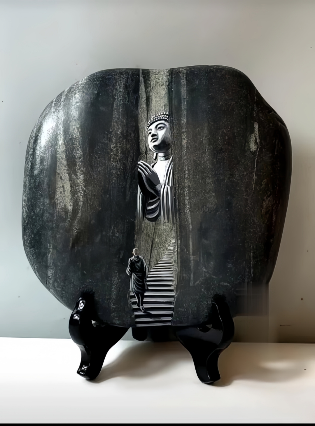 一位画家的妙笔在石头上绘制出了一幅画作,真可谓栩栩如生,仿佛一尊