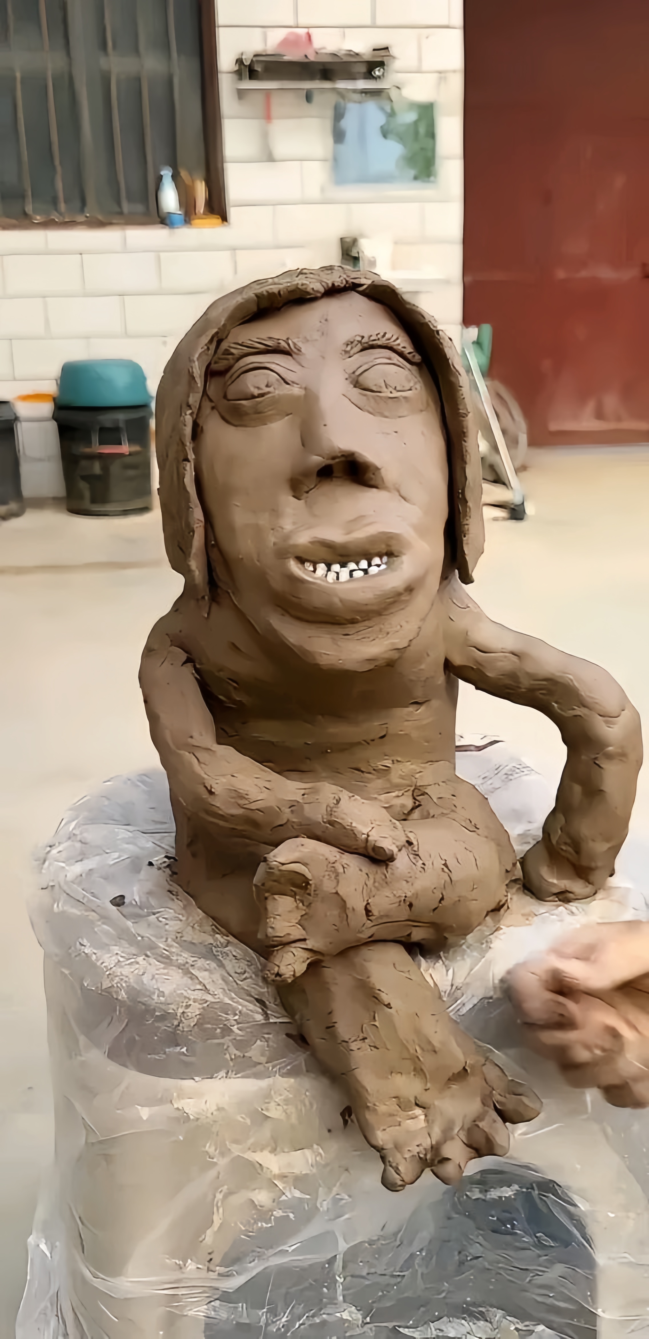 小女孩以妈妈为原型,专心地练习泥塑技艺,妈妈也是全