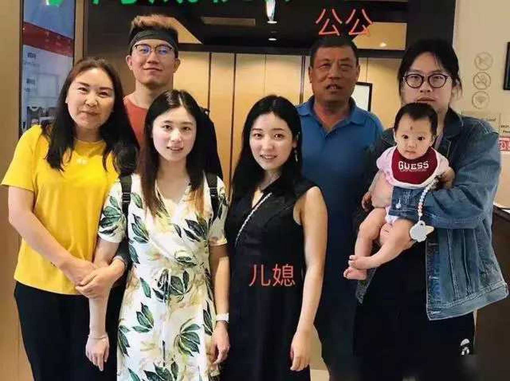 称其父亲当着孙女面性侵儿媳丧尽天良,但画风一转,从视频的截图中