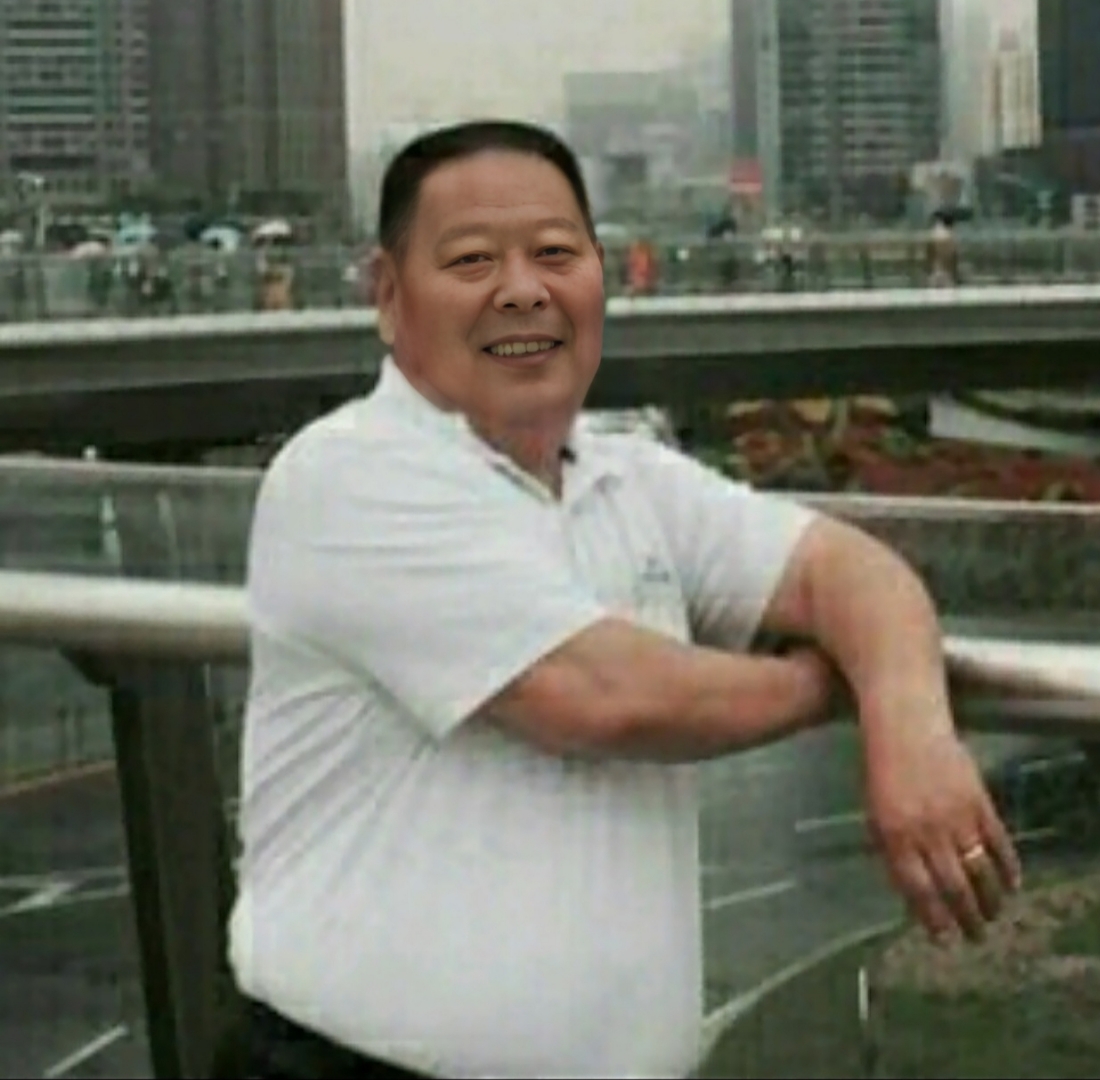 大叔来个微笑自拍!