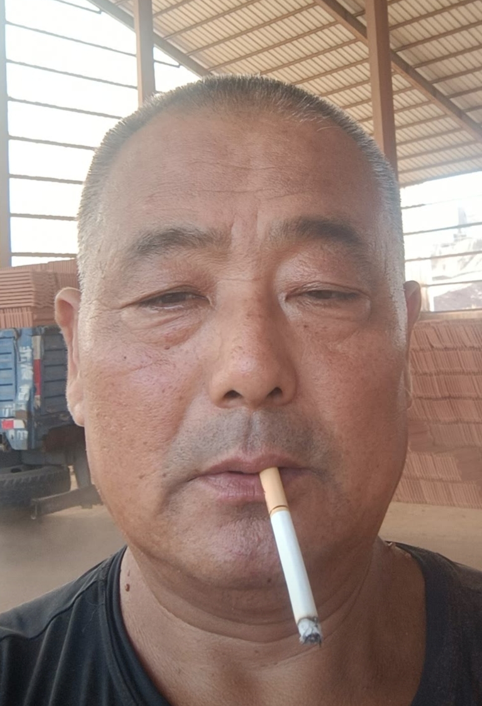 爱抽烟的农村大叔!