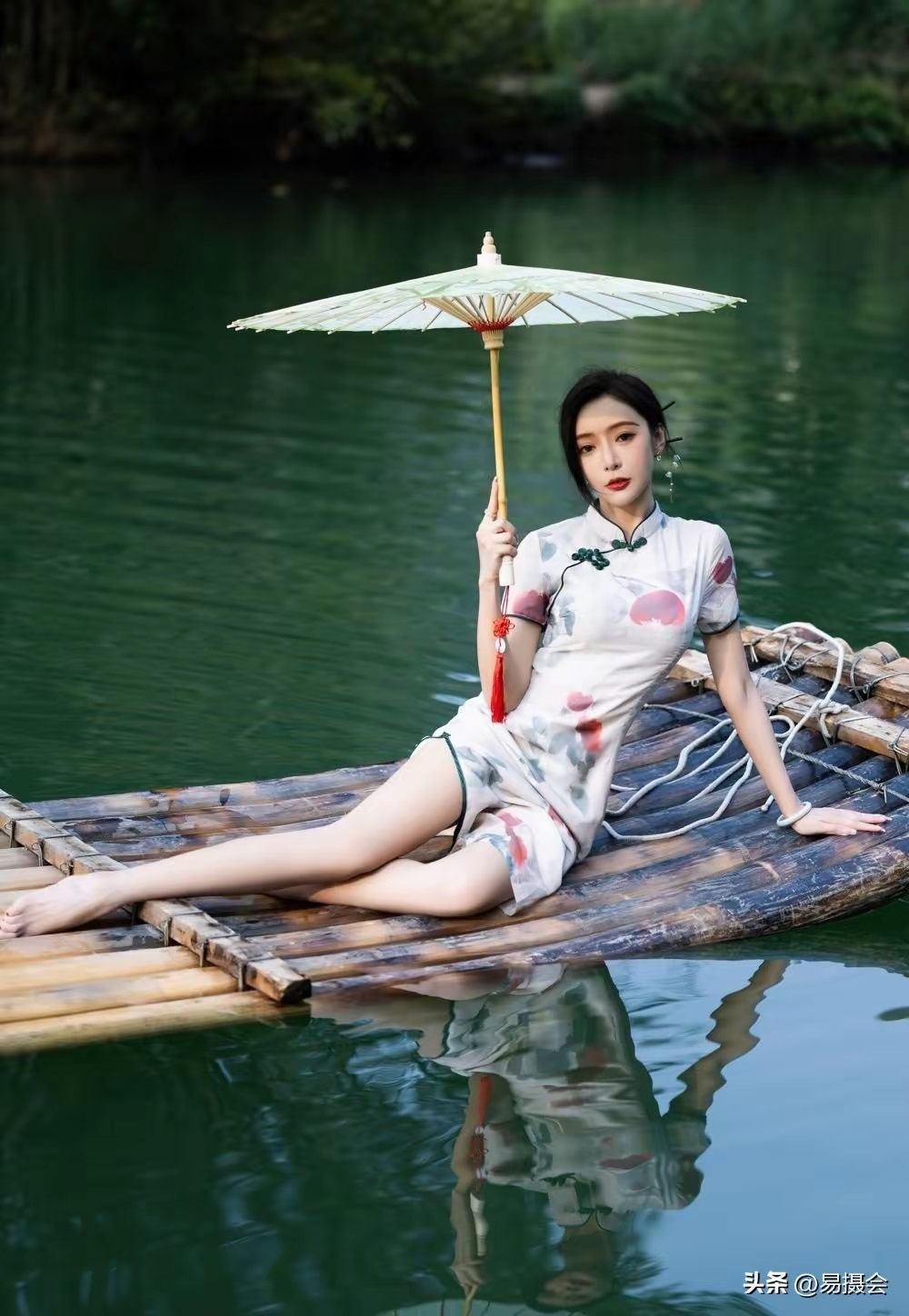 湖畔微风轻拂,旗袍佳人如画中游,步履间摇曳生姿,美景佳人两相宜.