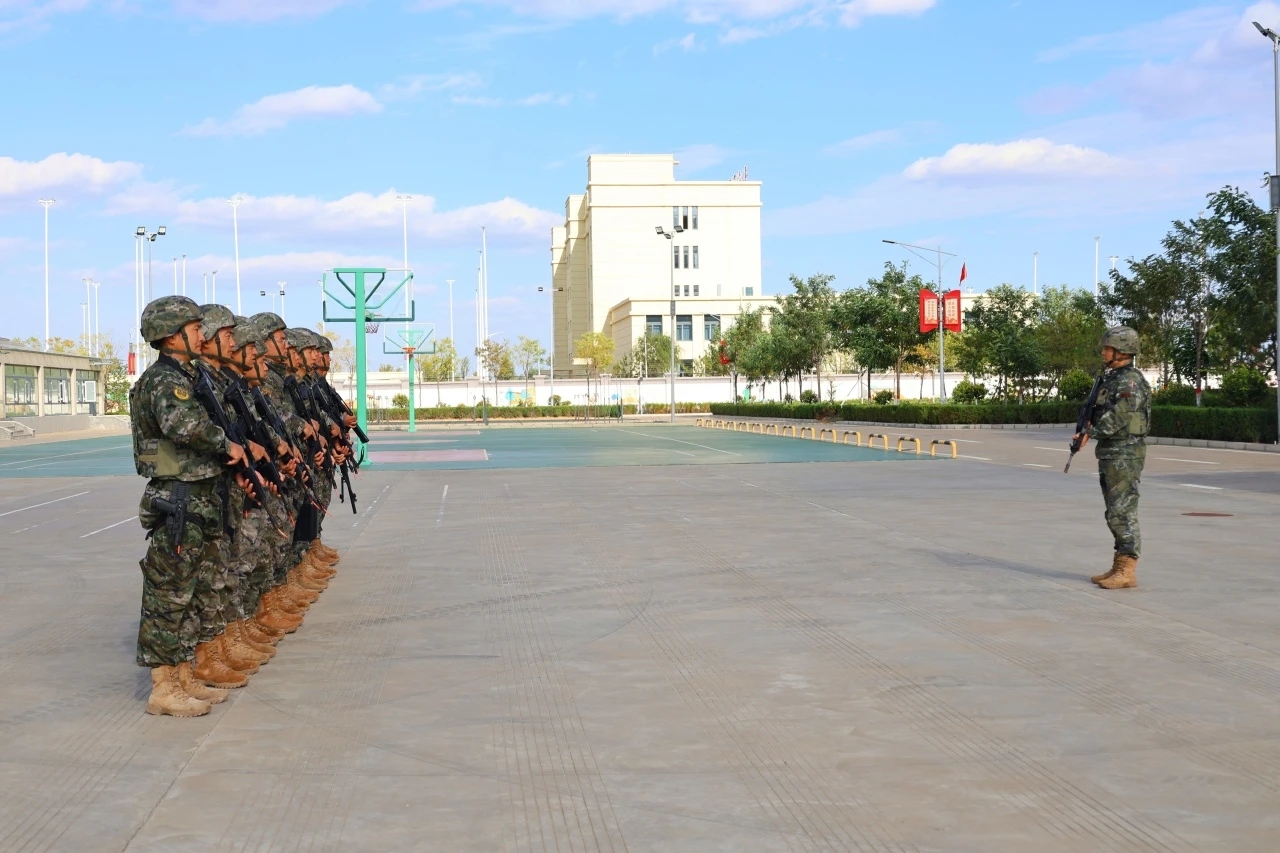 但练兵场上却早已热火朝天  近日,武警某支队