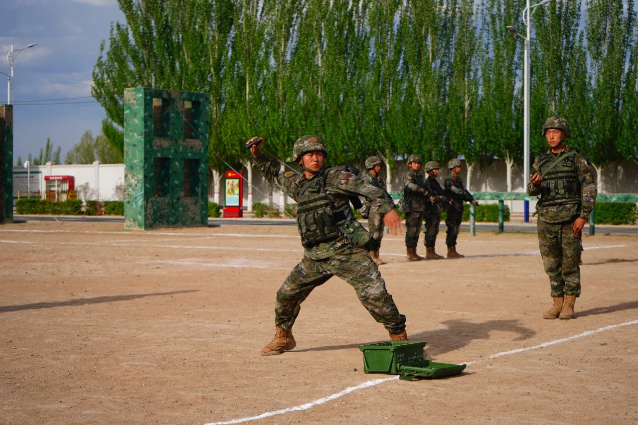 示范引领  抓教练员教学质效  抓后进人员补差强能  推动部队整体训练