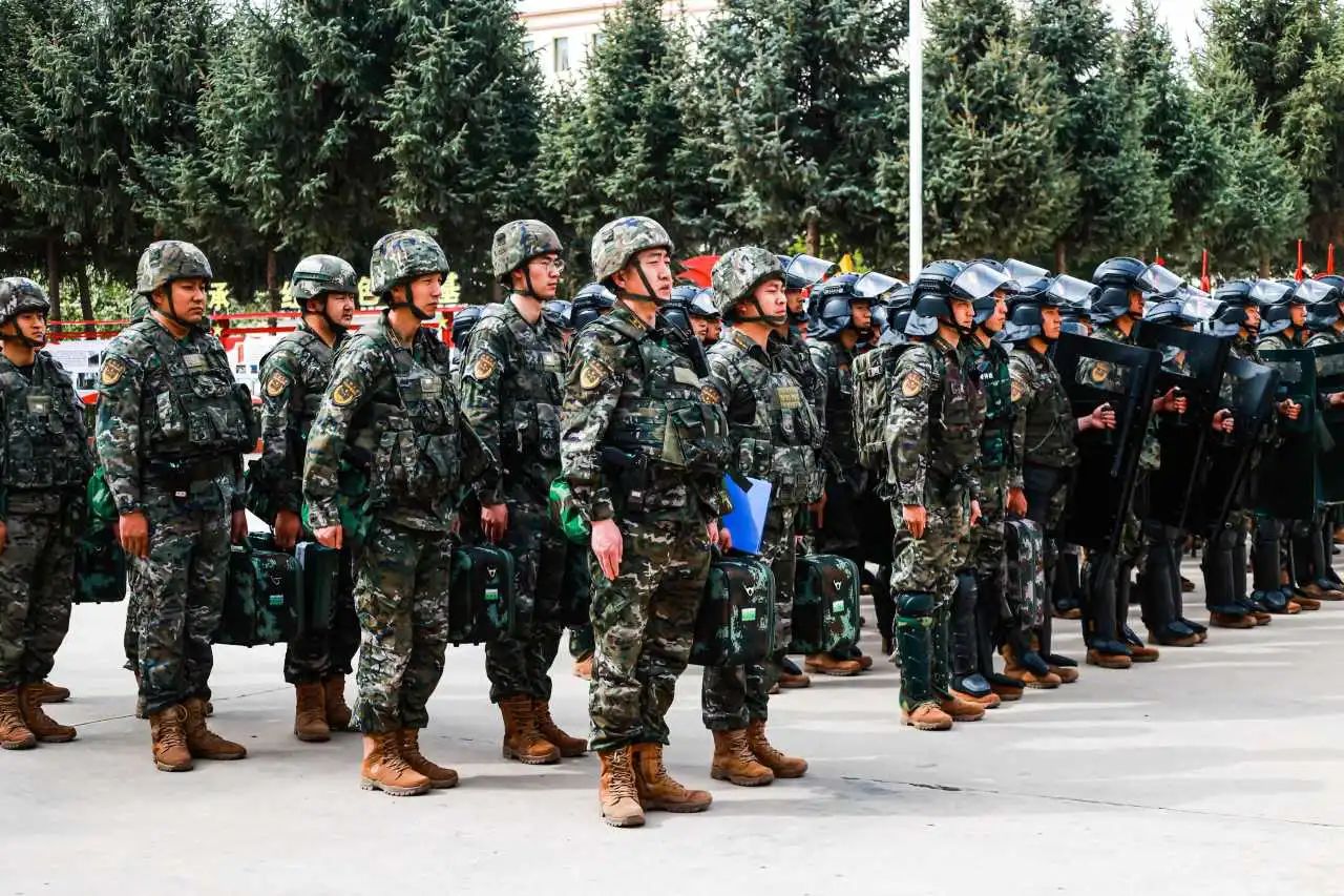 近日,武警甘某总队某支队紧盯任务,紧贴实战,严密组织节前战备拉动