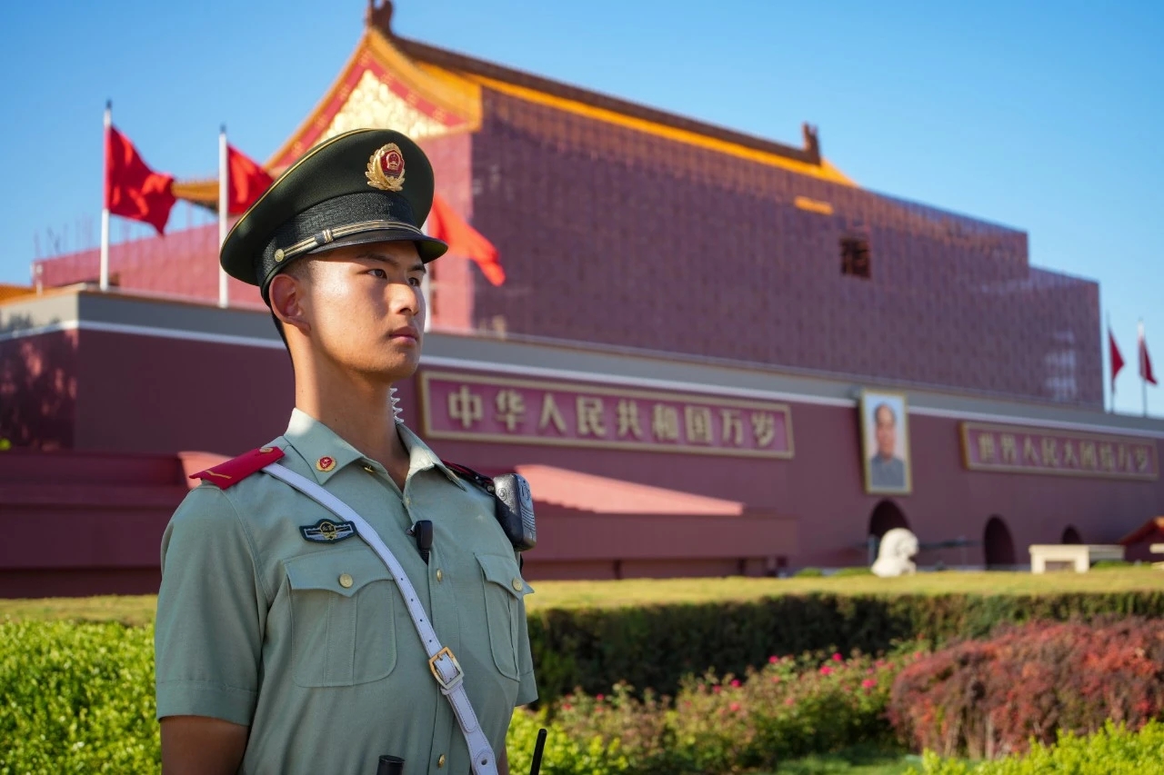 高温"烤"验下,坚守战位的他们"炎"值爆表 晴热高温成为近日北京天气的