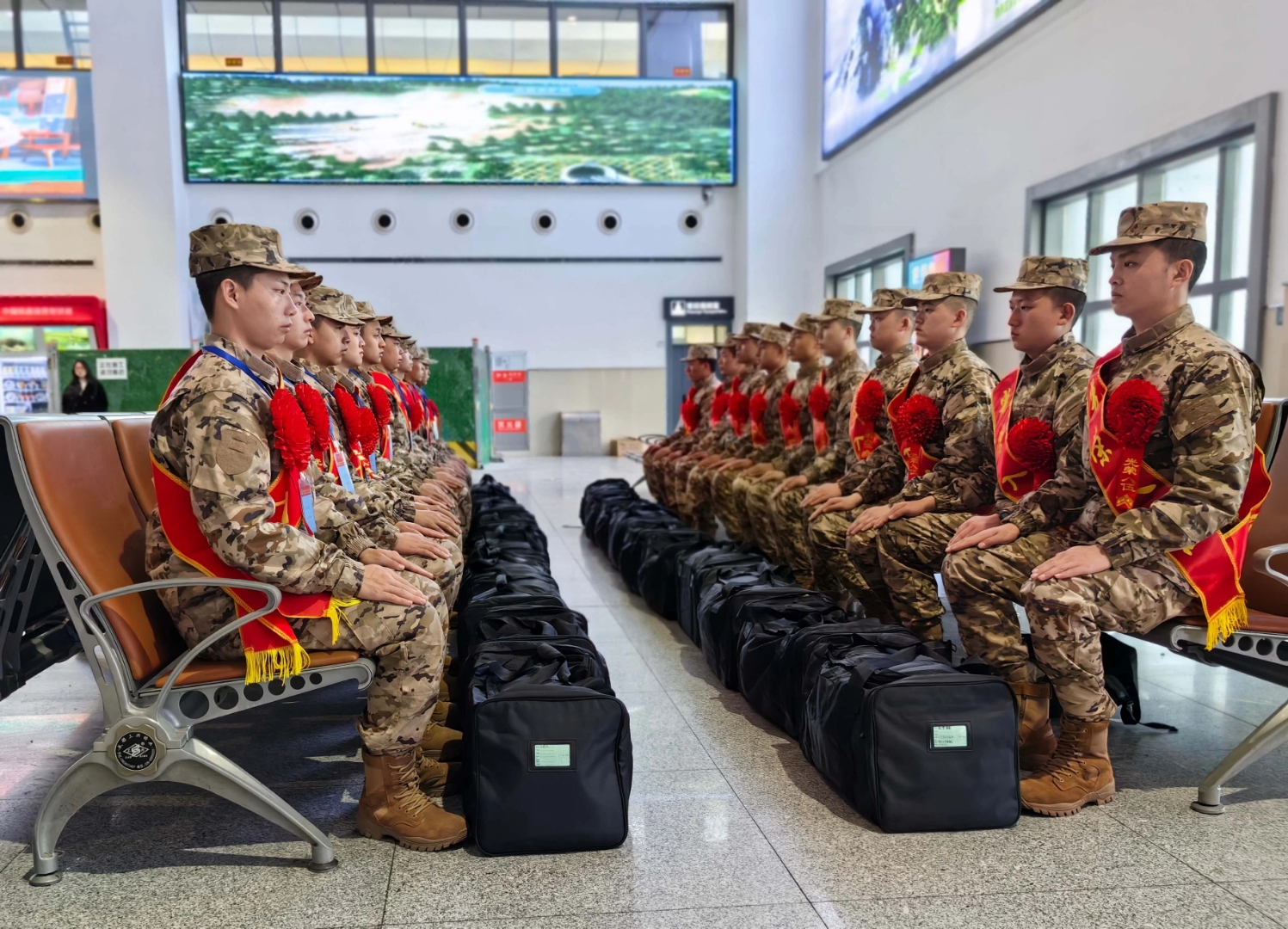 连日来,武警某总队2025年春季入伍新兵身披绶带,胸戴红花,带着家人的
