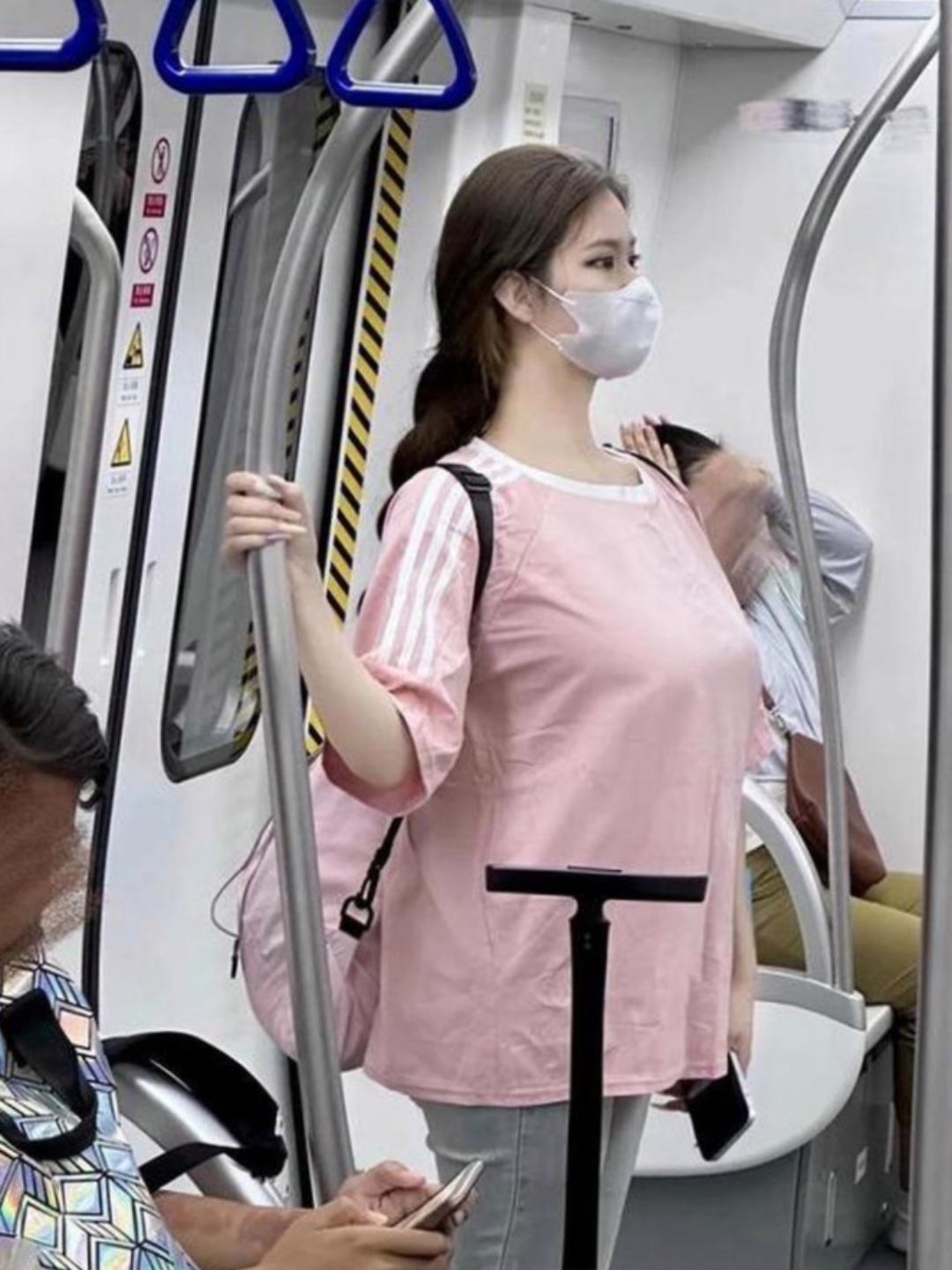 在地铁上无意间看到这一幕,真的吸引眼球啊,不知道发生了什么事,让人